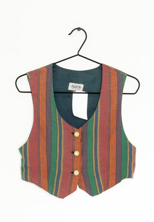 Gilet sans manches à rayures verticales vertes, rouges, orange, violettes et jaunes, avec trois boutons sur le devant, suspendu à un cintre noir.
