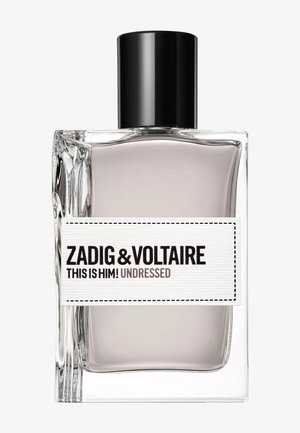 Flacon en verre transparent du parfum Zadig & Voltaire This Is Him! Undressed, avec un bouchon noir et une étiquette blanche.