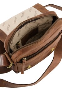 Hnědá kožená crossbody taška s hlavním oddílem na zip, vnitřními kapsami a textilní podšívkou s opakujícím se logem značky.