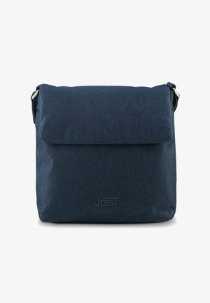 Borsa a tracolla in tessuto blu navy con chiusura a pattina, dotata di fondo rinforzato, texture minimale e un logo discreto sulla parte anteriore.