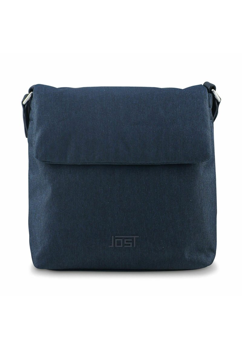 Borsa a tracolla in tessuto blu navy con chiusura a pattina, dotata di fondo rinforzato, texture minimale e un logo discreto sulla parte anteriore.