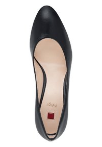 Chaussure plate pour femme en cuir noir à bout pointu, avec semelle intérieure beige et logo carré rouge près du talon.