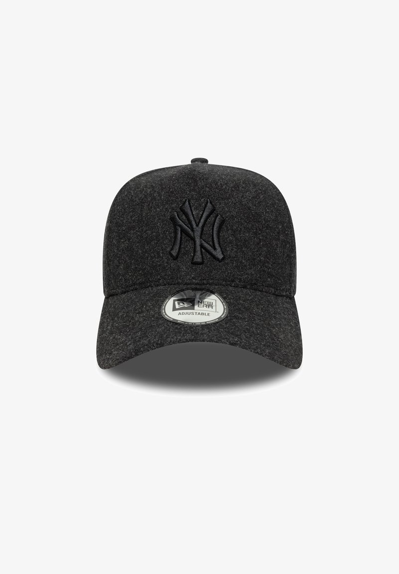 Grå følt caps med flat brem, med en preget svart logo foran. Justerbar bakre stropp med etikettmerke.