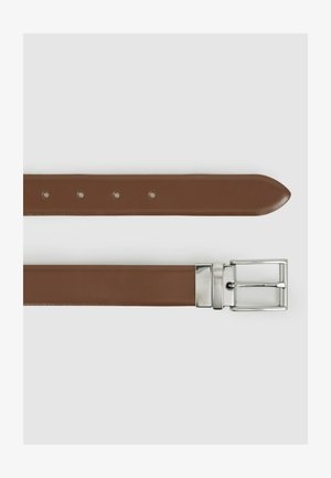 Brauner Ledergürtel mit glatter Textur, ausgestattet mit einer silbernen Metallschließe und Einstelllöchern entlang seiner Länge.