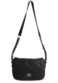 Borsa a messenger nera in pelle con una superficie liscia, tracolla regolabile e chiusura in metallo argentato sulla patta frontale.