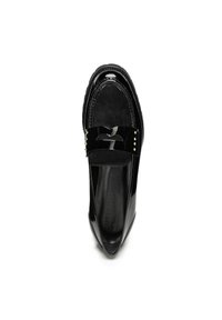 Schwarze Lederloafers mit glänzendem Lackakzent und kleinen goldenen Nieten. Das Design umfasst eine spitze Zehenform und eine bequeme Sohle.