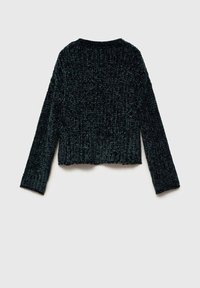 Mustaharjoitettu musta neulepaita, jossa on lyhennetty malli, pitkät hihat ja ribbitekstuuri. Puserossa on pyöreä kaula-aukko ja pörröinen pinta.