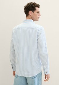 TOM TAILOR MIT STREIFENMUSTER - Hemd - blue white dobby stripe