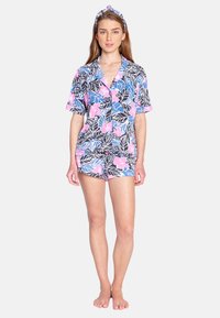 Kortärmad pyjamas med blommönster i svart, rosa och blått. Inkluderar matchande hårband, mjukt tyg och avslappnade shorts.