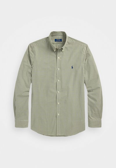 Camicia a maniche lunghe con bottoni a quadri verdi e bianchi, con colletto. Presenta un logo blu sul lato sinistro del petto e un orlo arrotondato.