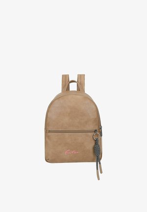 Beiger Rucksack aus Kunstleder mit abgerundeter Form, einem Reißverschlussfach, Vordertasche und pinkem Textlogo. Verfügt über zwei verstellbare Schultergurte.