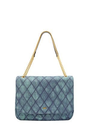 Bolso de mano de mezclilla acolchado en tonos de azul con una correa de cadena dorada y detalle del logo, con una forma rectangular y textura suave.