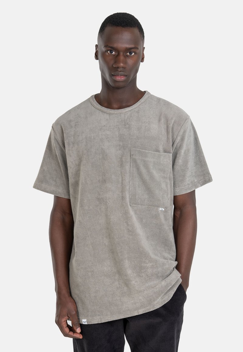 Grau meliertes T-Shirt mit einer Brusttasche, Rundhalsausschnitt, kurzen Ärmeln und einem lockeren Schnitt. Das Material wirkt weich und leicht flauschig.