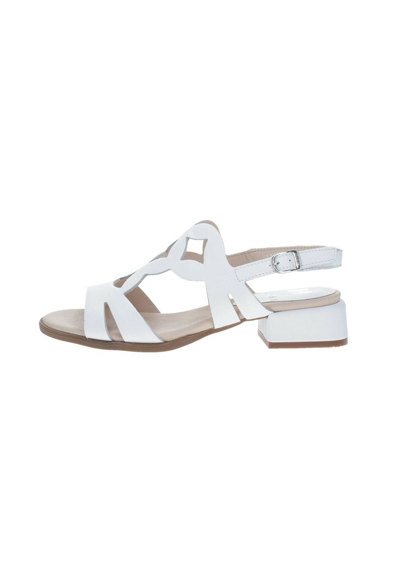 Sandal in pelle bianca con tacco piatto, design con ritagli e cinturino alla caviglia con fibbia. Fodera interna liscia, soletta beige e suola marrone.