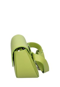 Piccola borsa strutturata in pelle verde lime brillante. Presenta una parte superiore curva, un manico corto e una superficie testurizzata.