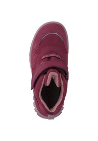 Scarpa per bambini color bordeaux con parte superiore testurizzata, cinturino in velcro e suola in gomma robusta. Presenta accenti rosa e pannelli in mesh traspiranti.