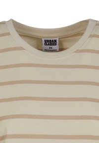 Beige t-paita, jossa on vaakasuoria vaaleanruskeita raidoja, pyöreä pääntie ja etiketti, jossa lukee "Urban Classics XS."
