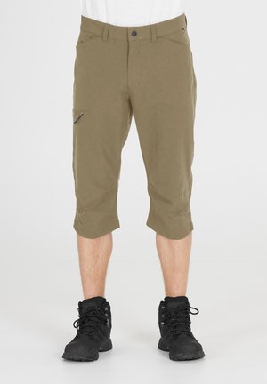 Shorts cargo de longueur genou en tissu vert olive, avec une poche zippée sur la jambe gauche et une coupe droite légèrement brillante.