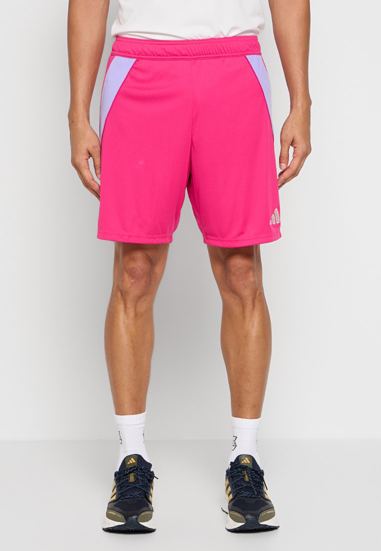 Shorts de sport roses avec des panneaux latéraux violets clairs, taille élastique et logo Adidas en bas à gauche. Tissu lisse et léger.