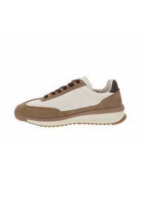 Sneaker caratterizzata da una combinazione di suede beige e pelle bianca, punta arrotondata, accenti marroni, lacci piatti e suola in gomma testurizzata.