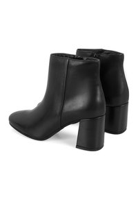 Schwarze Lederstiefeletten mit spitzem Zehenbereich, glatter Textur und auffälligem Blockabsatz. Mit seitlichem Reißverschluss für einfaches An- und Ausziehen.