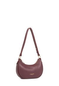Borsa a spalla in pelle bordeaux con forma curvata, dettagli in metallo dorato e chiusura con zip. Include una tracolla singola regolabile.