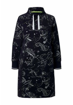 Mørkeblå kjole med høj krave, snoretræk i halsen og hvide grafiske illustrationer af marineliv og stjerner på et blødt stof.