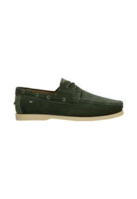 Grüne Wildlederschuhe im Bootsstil mit einem lässigen Design, ausgestattet mit Metallösen, einer abgerundeten Spitze und einer kontrastierenden hellen Gummisohle.