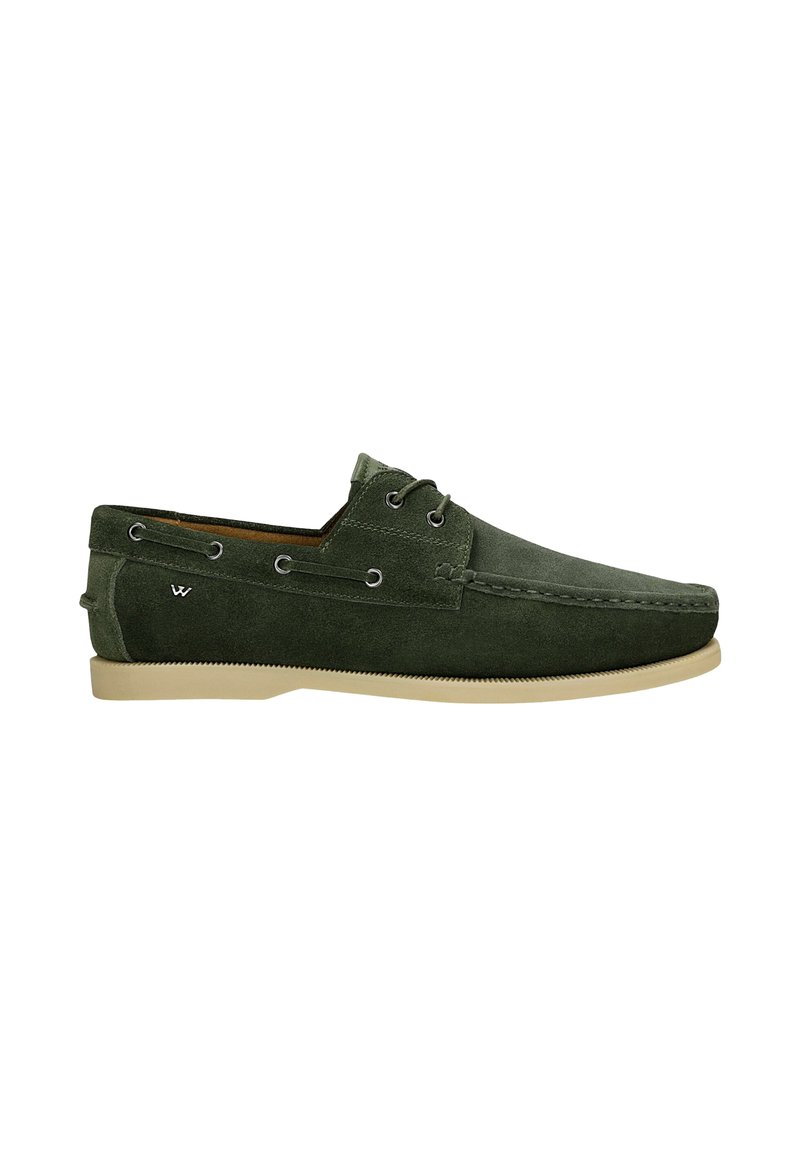 Grüne Wildlederschuhe im Bootsstil mit einem lässigen Design, ausgestattet mit Metallösen, einer abgerundeten Spitze und einer kontrastierenden hellen Gummisohle.