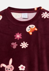 Camicetta bambini color marsala con stampe floreali e di animali in rosa e bianco. Tessuto morbido e testurizzato con scollatura rotonda.