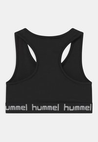 Czarny stanik sportowy z designem racerback, wykonany z elastycznego materiału. Posiada szeroką elastyczną taśmę u dołu z szarym logo "hummel".