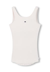 Camiseta de tirantes anchos de color blanco con textura acanalada, que presenta un pequeño parche con un logotipo cuadrado. El dobladillo es ligeramente curvado con un acabado texturizado.