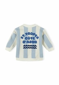 Pull à manches longues pour enfants avec de larges rayures verticales crème et bleu clair, et texte texturé bleu « St. Tropez Côte d'Azur » avec motifs de vagues au dos.