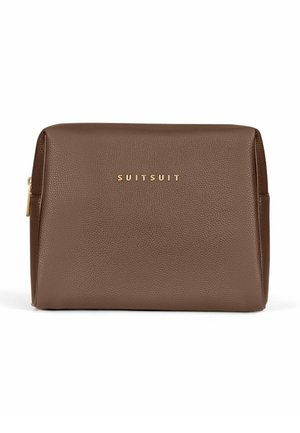 Braune, strukturierte Kosmetiktasche mit einer strukturierten Oberfläche, goldfarbenem Logo „SUITSUIT“, das mittig auf der Vorderseite platziert ist, und einem Reißverschluss.