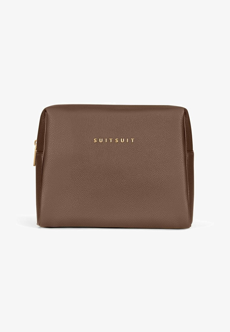 Bruine gestructureerde cosmetica tas met een steentjesstructuur, gouden logo "SUITSUIT" gecentreerd aan de voorkant, en een ritsluiting.
