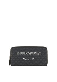 Monedero negro con cremallera, fabricado en tejido texturizado, que presenta un patrón de logotipos repetidos y el texto impreso en blanco "EMPORIO ARMANI MILANO 1981."