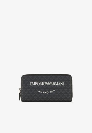 Sort zip-around tegnebog lavet af tekstureret stof, der har et gentaget logo-mønster og hvidt trykt tekst "EMPORIO ARMANI MILANO 1981."