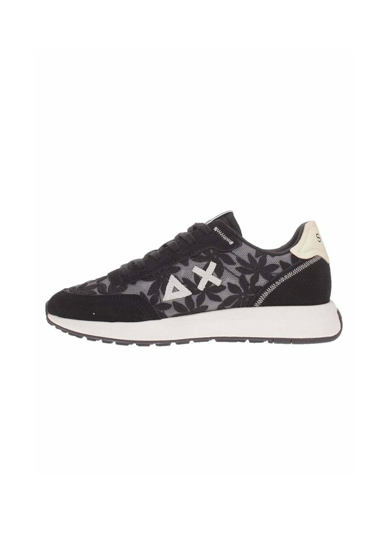 Zapatillas negras con un estampado floral en gris, materiales de ante y malla, con acentos en blanco, puntera redonda y una entresuela blanca.