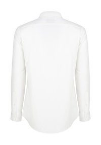 Biała koszula z długim rękawem, z klasycznym kołnierzykiem i zapinanymi mankietami, o gładkiej fakturze i zaokrąglonym dolnym brzegu z tyłu.