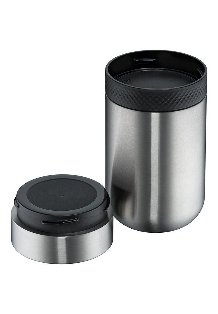 Zestaw pojemników ze stali nierdzewnej o eleganckim, srebrnym wykończeniu. Zawiera większy cylindryczny pojemnik z czarną teksturowaną pokrywką oraz mniejszą dopasowaną pokrywkę.
