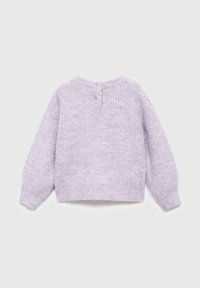Ljuslila stickad tröja med långa ärmar och två små knappar vid baksidan av halsringningen, liggande platt på en neutral bakgrund.