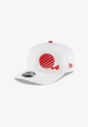 Casquette blanche à coupe structurée, avec un design circulaire rouge et un logo "A". Fabriquée en tissu avec une texture lisse et un snapback ajustable.
