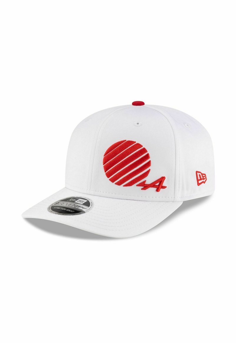 Weißer Hut mit strukturiertem Sitz, ausgestattet mit einem roten, kreisförmigen Design und einem "A"-Logo. Hergestellt aus einem Stoff mit glatter Textur und verstellbarem Snapback.