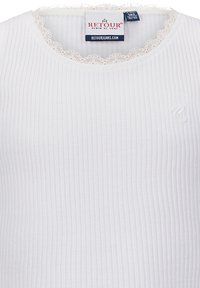 Witte geribbelde top met een ronde halslijn, voorzien van delicate kantafwerking bij de kraag en een klein geborduurd logo op de borst.