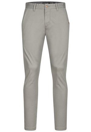 Chinos gris claro con frente plano, piernas ajustadas y un solo botón marrón. Hechos de una tela suave con un diseño minimalista, sin patrones.