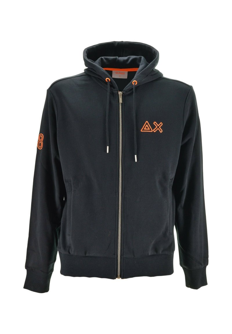 Felpa nera con zip, con asole per il laccio arancione, triangolo arancione e logo a forma di X sul petto sinistro, e numero 8 sulla manica destra.