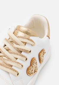 Friboo Sneakersy niskie