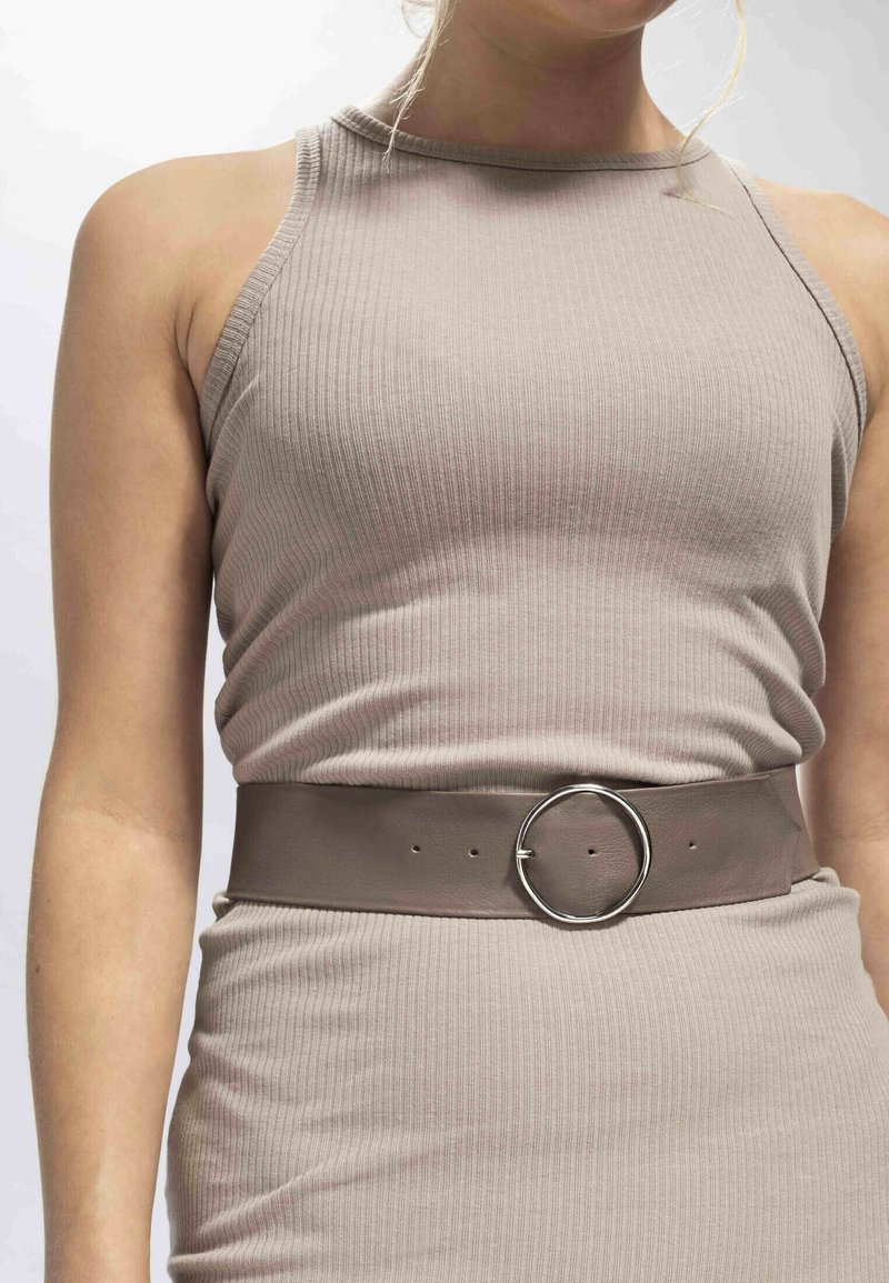 Gestreepte beige jurk met een strakke pasvorm. Het heeft een brede, grijze riem met een ronde zilveren gesp en meerdere gaatjes.