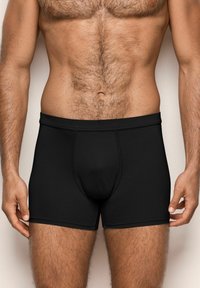 Boxeri negri dintr-un material neted, având un design ajustat, un waistband elastic și fără modele sau accente vizibile.