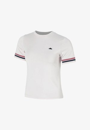 Camiseta blanca de manga corta con cuello redondo, pequeño logo negro en el pecho y rayas rojas y azul marino en los puños de las mangas.